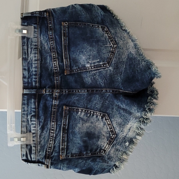 90s style Guess women's jeans shorts size 8 - Picture 3 of 4